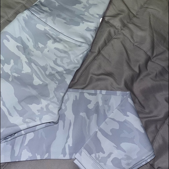 Lululemon Wunder Under Leggings Size 6 LIKE NEW - Picture 4 of 5